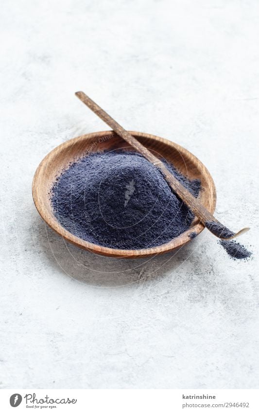 Blaues Matcha-Pulver Vegetarische Ernährung Tee natürlich blau weiß blaues Streichholz Rührbesen Schmetterlingserbse Antioxidans Lebensmittel Gesundheit