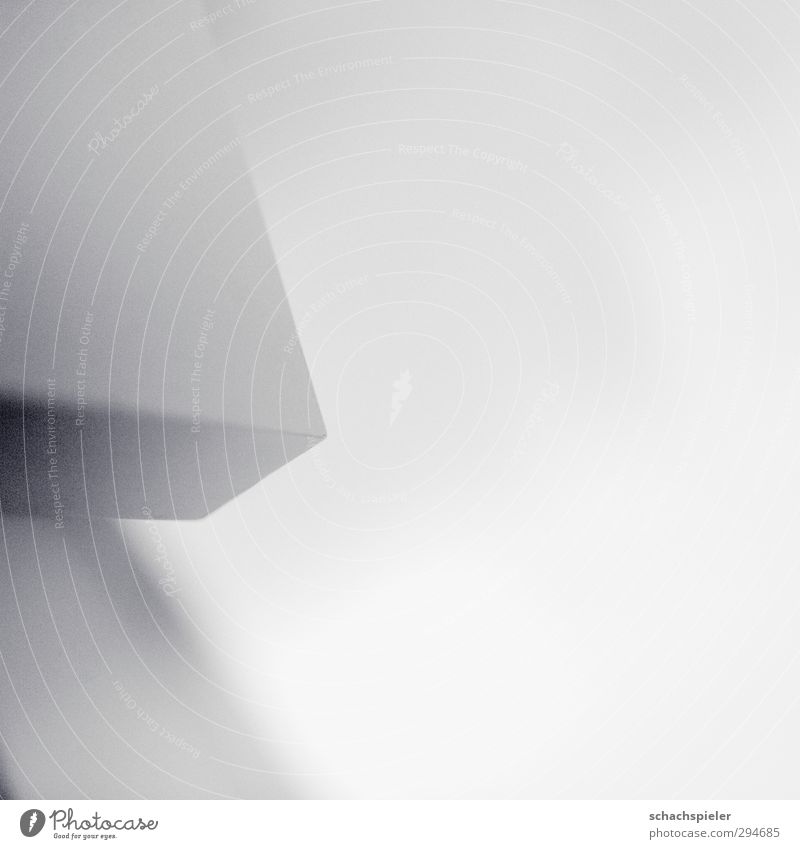 Ecke | only 28mm Tisch Tischplatte hell weiß abstrakt Geometrie Strukturen & Formen grau Schwarzweißfoto Innenaufnahme Licht Schatten Schwache Tiefenschärfe