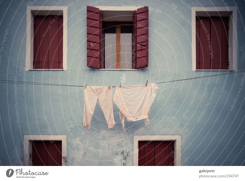 Waschtag Burano Haus Fassade Fenster Bekleidung Hemd Hose Unterwäsche blau rot Idylle Nostalgie Häusliches Leben Venedig Wäscheleine verwaschen Farbfoto