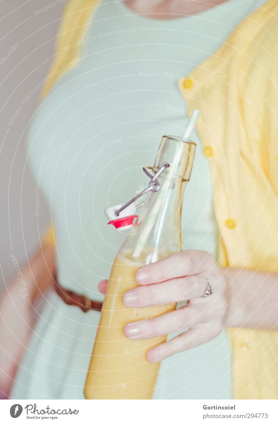Santé! Lebensmittel Getränk trinken Erfrischungsgetränk Flasche Feste & Feiern Tanzen feminin Junge Frau Jugendliche Hand Finger 1 Mensch 18-30 Jahre Erwachsene