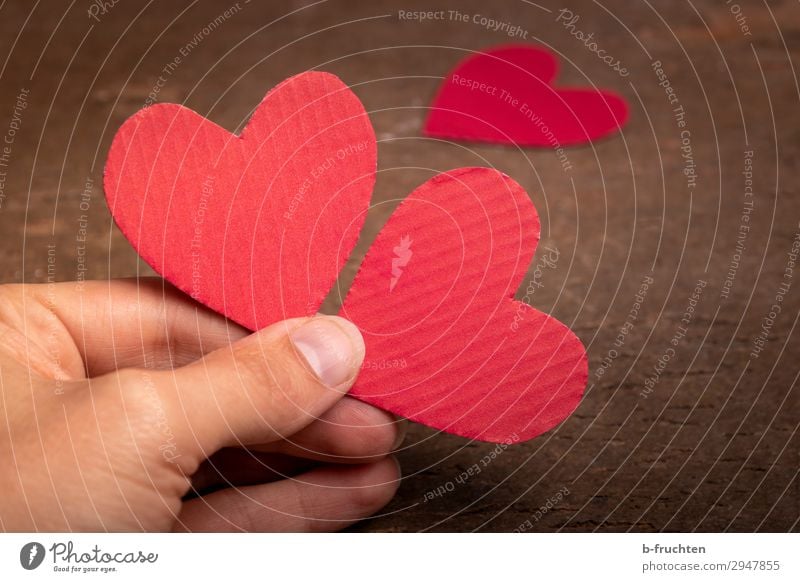 Zwei Herzen Freude Zufriedenheit Mann Erwachsene Hand Finger Papier Zeichen wählen berühren festhalten Liebe rot Lebensfreude Frühlingsgefühle Optimismus