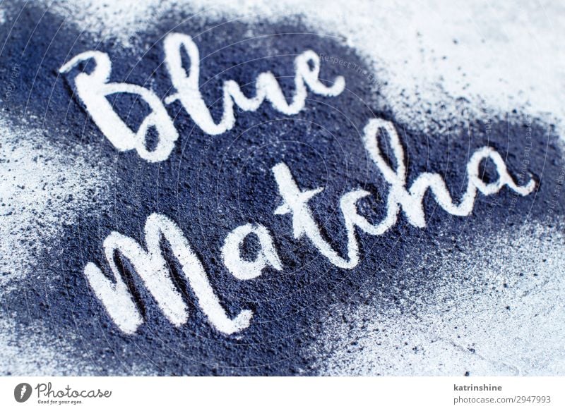 Blaues Matcha-Pulver Vegetarische Ernährung natürlich blau weiß blaues Streichholz Wort Schmetterlingserbse Antioxidans getrocknet Lebensmittel Gesundheit