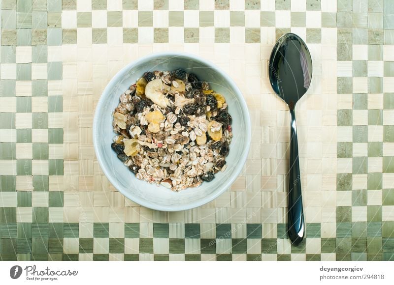 Müslifrühstück in einer Schüssel und einem Löffel Dessert Ernährung Frühstück Vegetarische Ernährung Diät Schalen & Schüsseln Tisch Energie Korn Mahlzeit melken