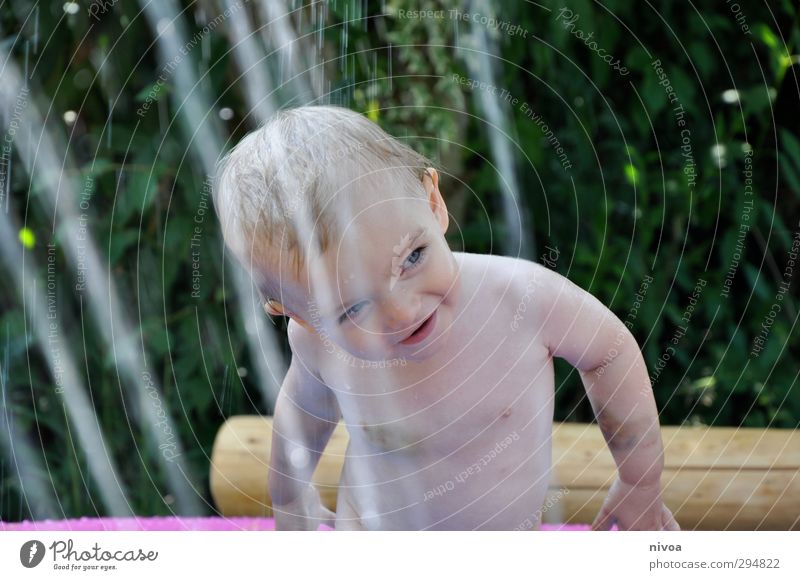 Dusche gefällig Junge Haut Brust 1 Mensch Wasser Sonne Pflanze Garten Schwimmen & Baden entdecken Lächeln Spielen stehen Fröhlichkeit Glück grün Freude