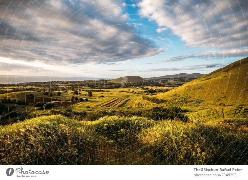 Osterinsel Umwelt Natur Landschaft blau gold grün Osterinseln fruchtbar Gras Vulkan Aussicht Stimmung Licht Schatten Wolken Farbfoto Außenaufnahme Menschenleer