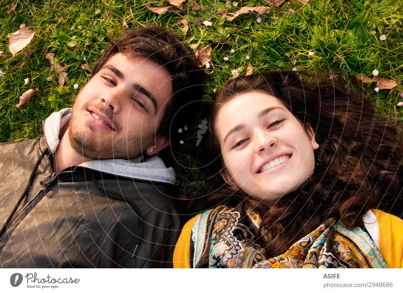 ein paar Teenager, die im Gras liegen. - ein lizenzfreies Stock Foto