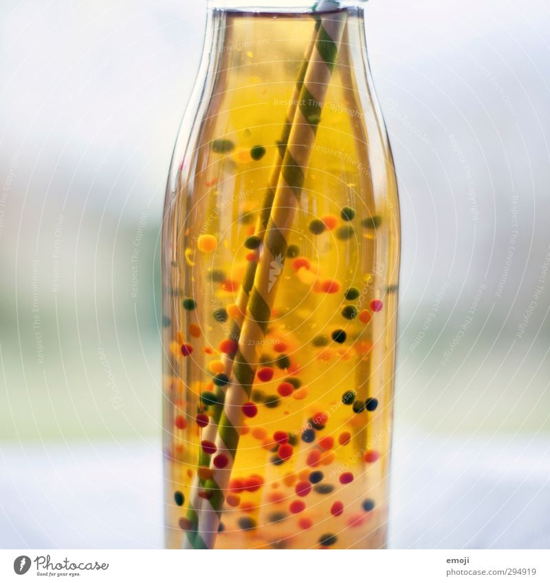 fake bubbles Ernährung Getränk Erfrischungsgetränk Limonade Flasche Trinkhalm lecker süß Glasflasche Farbfoto Außenaufnahme Nahaufnahme Detailaufnahme