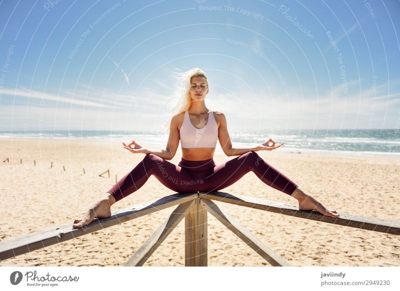 Kaukasische blonde Frau, die Yoga am Strand praktiziert. Lifestyle schön Körper Erholung Meditation Sommer Meer Sport Arbeit & Erwerbstätigkeit Mensch feminin