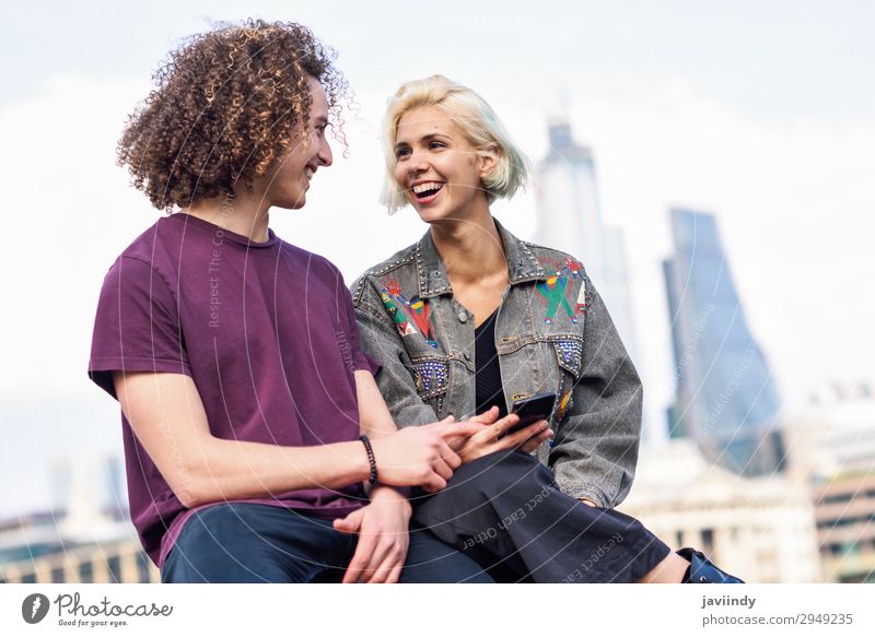 Glückliches Paar, das sich in der Nähe der Themse unterhält Lifestyle Freude Haare & Frisuren sprechen Telefon PDA Technik & Technologie Mensch maskulin feminin
