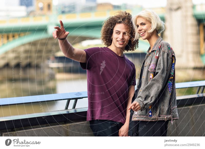 Glückliches Paar, das sich in der Nähe der Themse unterhält Freude Haare & Frisuren Ferien & Urlaub & Reisen sprechen Mensch maskulin feminin Junge Frau