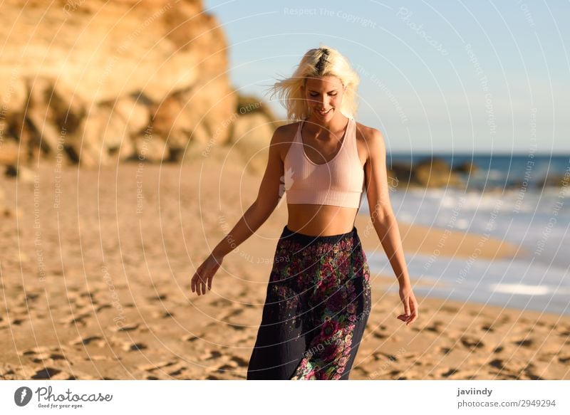 Frau genießt den Sonnenuntergang an einem schönen Strand. Lifestyle Glück Körper Leben Erholung Freizeit & Hobby Ferien & Urlaub & Reisen Freiheit Sommer Meer