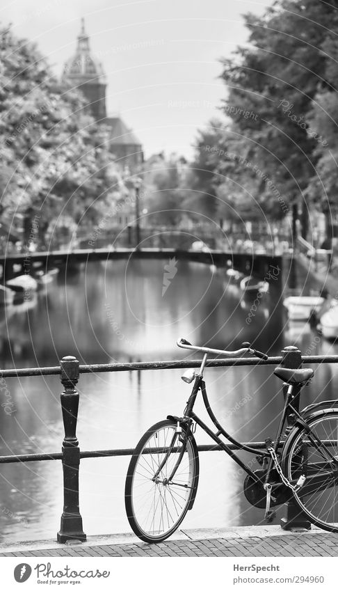 Amsterdam Klischee Niederlande Europa Stadt Altstadt Kirche Brücke Sehenswürdigkeit Sint-Nicolaaskerk Fahrrad warten ästhetisch schön Idylle Gracht Abstellplatz