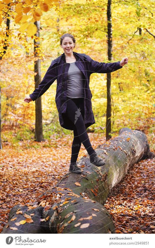 junge Frau balanciert auf Baumstamm im Herbstwald Lifestyle Freude Freizeit & Hobby Mensch feminin Junge Frau Jugendliche Erwachsene 1 18-30 Jahre Natur Park