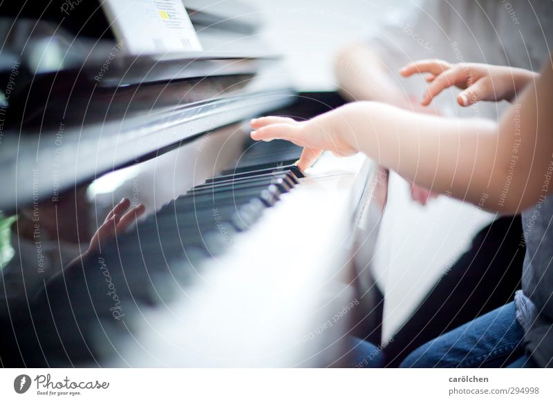 Musik Mensch Kind Hand Finger Klavier blau Klavierunterricht Klaviatur spielend musizieren Schulunterricht Musikschule Musikunterricht Farbfoto Detailaufnahme