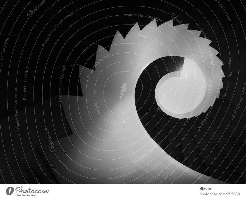 Treppensäge Kreissäge Menschenleer Wendeltreppe Säge Sägeblatt Spirale bedrohlich eckig glänzend kalt rund grau schwarz bizarr Surrealismus Symmetrie graphisch