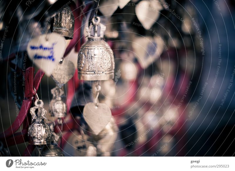 auch mal an kleine Glocken hängen Metall blau gold rot Glaube Religion & Glaube Glück Glockenspiel Glücksbringer Liebe Messing Farbfoto Außenaufnahme