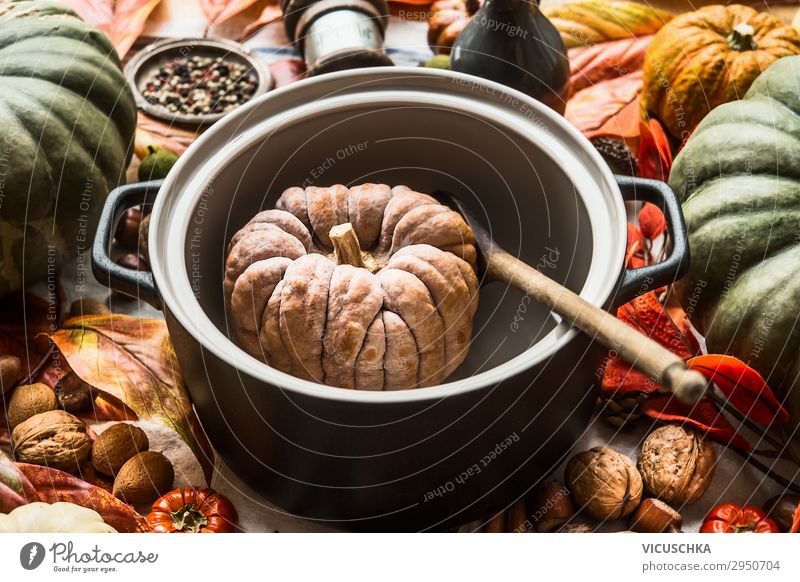 Kürbis im Kochtopf mit Holzlöffel. Herbstliches saisonales Kochen und Essen. Nahaufnahme. Traditionelle Herbstrezepte Essen zubereiten Pfanne hölzern Löffel