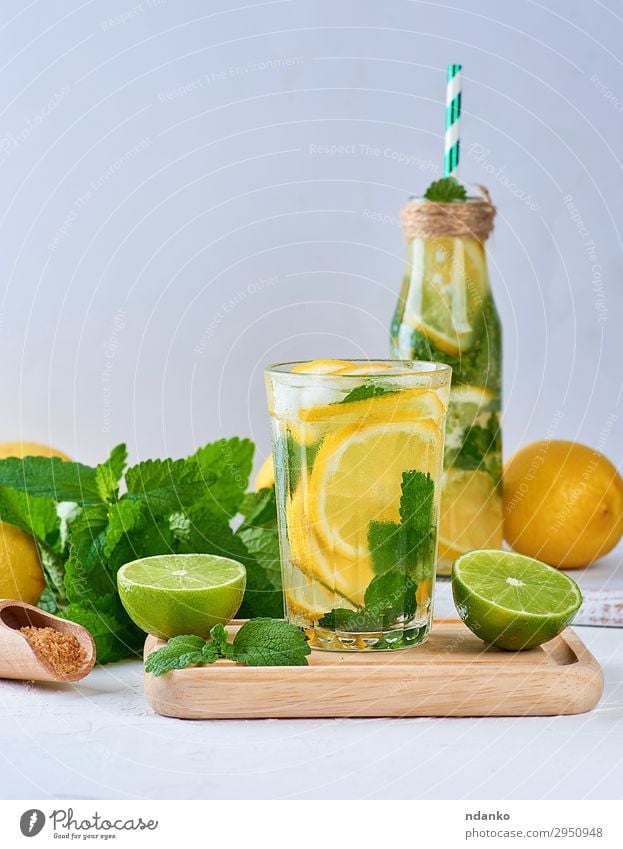 Sommer Erfrischungsgetränk Limonade mit Zitronen Frucht Kräuter & Gewürze Getränk Saft Alkohol Flasche Glas Tisch Blatt Coolness saftig sauer gelb grün weiß
