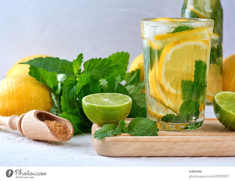 Sommer Erfrischungsgetränk Limonade mit Zitronen Frucht Kräuter & Gewürze Vegetarische Ernährung Getränk Saft Alkohol Glas Löffel Tisch Blatt Coolness saftig