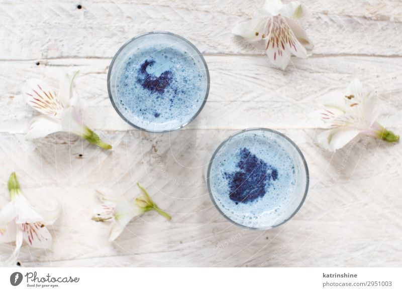 Blaue Matcha-Milch Frühstück Vegetarische Ernährung Schalen & Schüsseln Blume natürlich oben blau weiß blaues Streichholz schäumen Bierschaum Latte melken