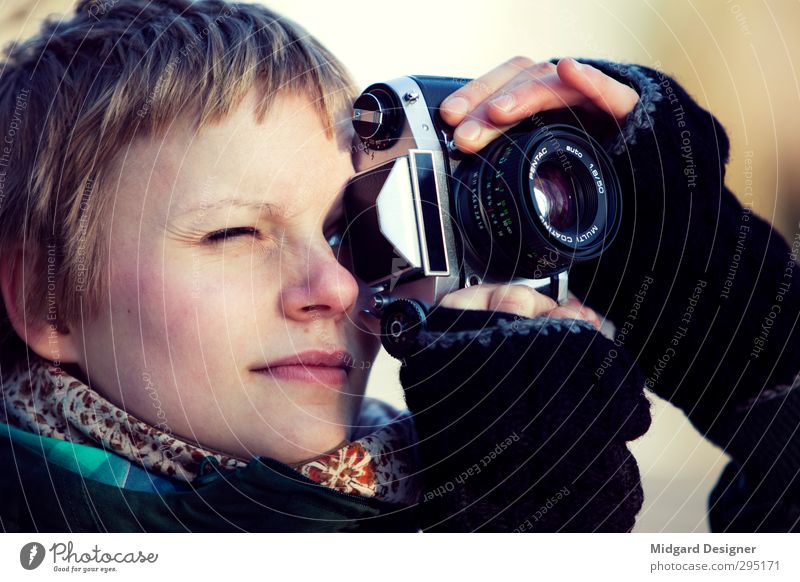 Analog Fotokamera Technik & Technologie Mensch feminin Junge Frau Jugendliche Erwachsene 1 18-30 Jahre ästhetisch historisch mehrfarbig Farbfoto Außenaufnahme