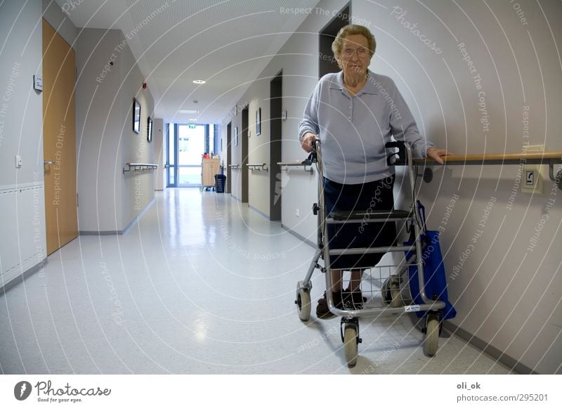 Allein im Heim feminin Großmutter Senior 1 Mensch 60 und älter laufen alt Einsamkeit Traurigkeit Vergänglichkeit Farbfoto Innenaufnahme Textfreiraum links Tag