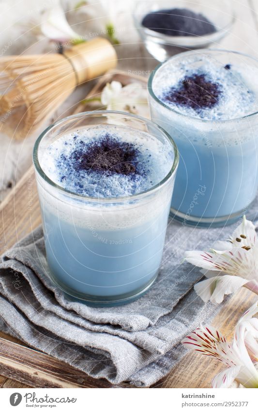 Blaue Matcha-Milch Frühstück Vegetarische Ernährung Schalen & Schüsseln Blume natürlich blau weiß blaues Streichholz schäumen Bierschaum Latte melken Rührbesen