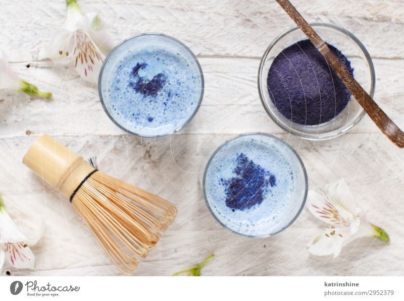 Blaue Matcha-Milch Frühstück Vegetarische Ernährung Schalen & Schüsseln Blume natürlich blau weiß blaues Streichholz schäumen Bierschaum Latte melken Rührbesen