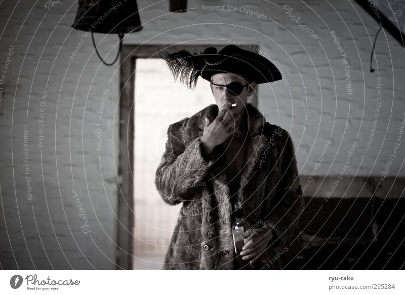 Haimann, der Säufer maskulin Junger Mann Jugendliche 1 Mensch 18-30 Jahre Erwachsene Pelzmantel Fell Feder Hut Bart beobachten Rauchen trinken dreckig dunkel