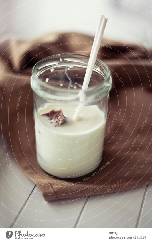 Schokoeiswürfel Schokolade Frühstück Getränk Milch Glas Trinkhalm lecker braun Farbfoto Außenaufnahme Menschenleer Tag Schwache Tiefenschärfe