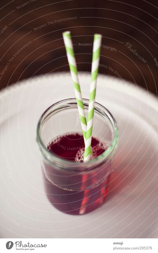 juicy Getränk Erfrischungsgetränk Limonade Geschirr Glas Trinkhalm lecker süß Farbfoto Innenaufnahme Menschenleer Textfreiraum oben Schwache Tiefenschärfe