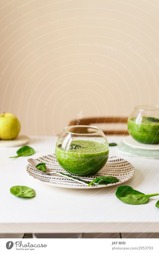 Gesunder grüner Smoothie. Supernahrung Lebensmittel Gemüse Frucht Apfel Ernährung Bioprodukte Vegetarische Ernährung Diät Slowfood Getränk Erfrischungsgetränk