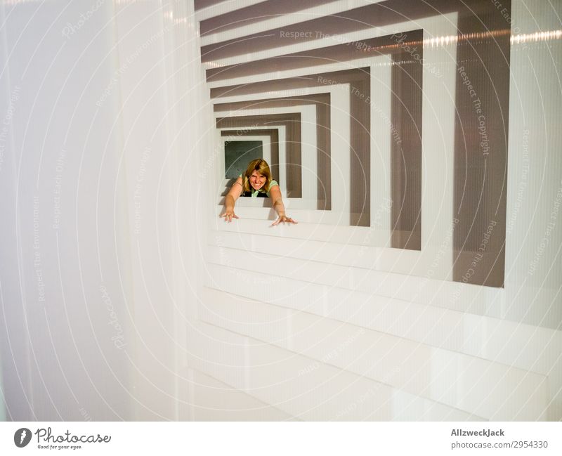 Portrait einer jungen Frau in mehreren Rahmen 1 Mensch Junge Frau Porträt Zentralperspektive Tunnel Innenaufnahme Studioaufnahme Illusion Freude Fotografie