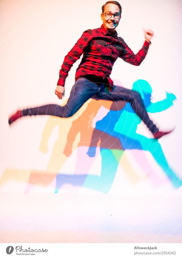 junger Mann springt in die Luft mit dreifarbigem Schatten 1 Mensch Junger Mann maskulin springen einfarbig Feste & Feiern rocken wild Ausgelassenheit toben