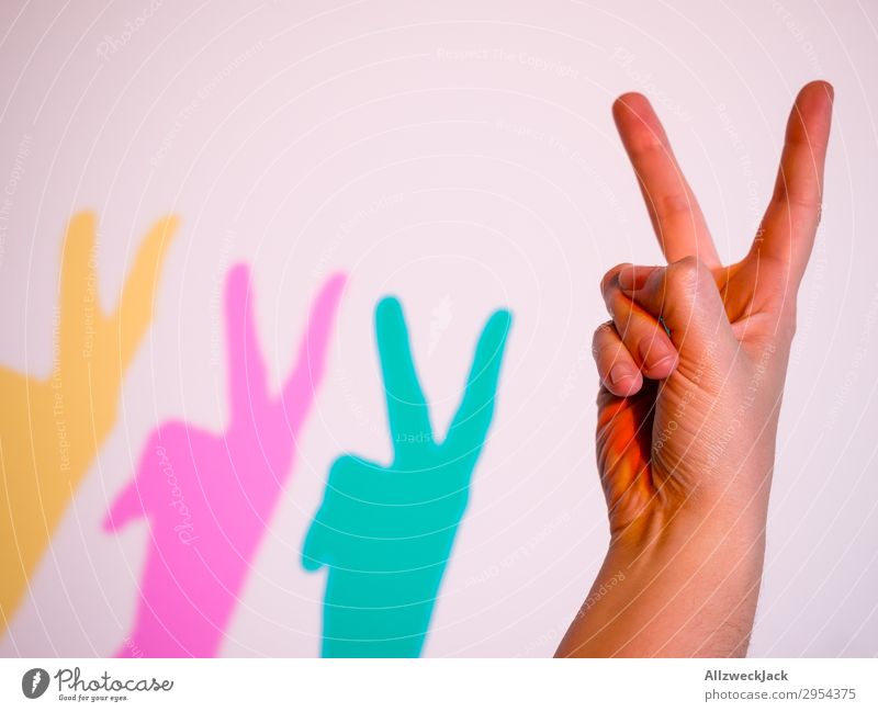 zwei Finger Geste Peace Hand gestikulieren Fingergeste mehrfarbig gelb magenta zyan Statement Antwort LGBT Homosexualität transsexuell intersexual