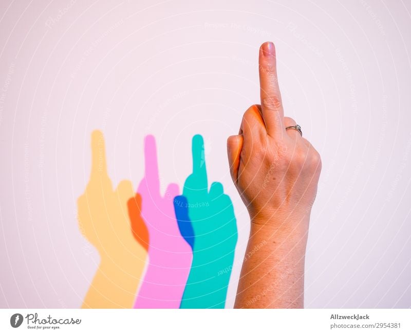 Die Weibliche Hand Gestikuliert Mit Dem Mittelfinger Mit Dem Mittelfinger  Mit Dem Streifen Emotionskonzept Stockfoto und mehr Bilder von Stinkefinger  zeigen - iStock