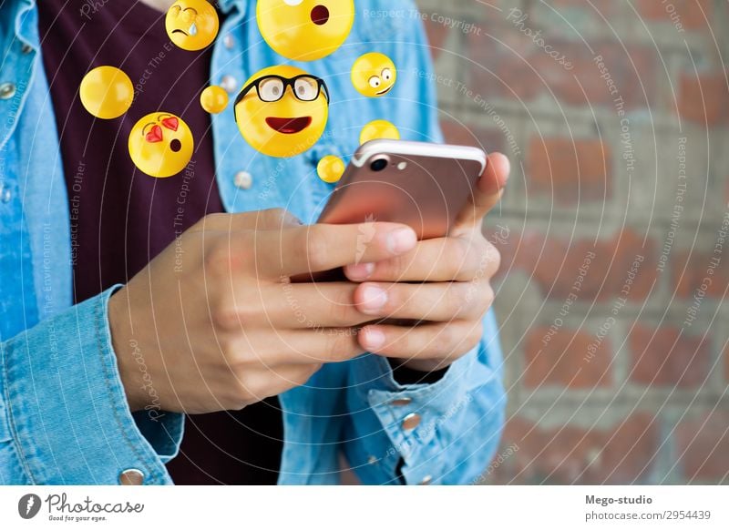 Mann, der Smartphones benutzt, sendet Emojis. Lifestyle Glück Gesicht Telefon PDA Bildschirm Technik & Technologie Internet Mensch Erwachsene Hand lustig modern
