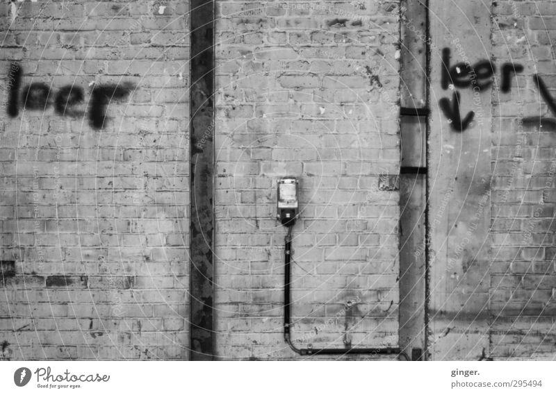 Köln [CW] 03/13 | links leer, unten leer und rechts auch Mauer Wand alt außergewöhnlich dreckig dunkel hässlich grau schwarz Ziegelbauweise Säule Schalter