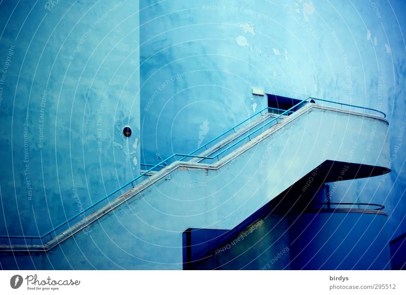 Treppe ins Blaue Häusliches Leben Haus Architektur ästhetisch positiv Stadt blau träumen Zufriedenheit elegant Erfolg Farbe Kreativität Stimmung Wege & Pfade