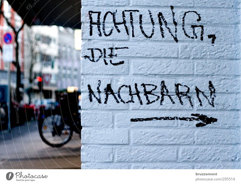 german angst Stadt Stadtzentrum Menschenleer Haus Mauer Wand Stein Schriftzeichen Angst gefährlich Warnhinweis Warnung Nachbar Außenaufnahme