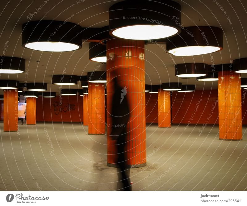 Inkognito im Untergrund Tunnel Architektur Unterführung retro orange Wege & Pfade Siebziger Jahre Fliesen u. Kacheln Deckenbeleuchtung anonym Kunstlicht