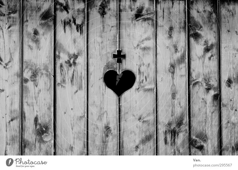 Holz ist... ² Herz Kreuz grau Holzbrett gerade vertikal Linie Maserung Wand Schwarzweißfoto Außenaufnahme Menschenleer Tag Kontrast