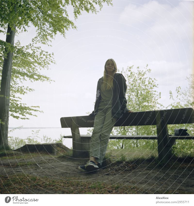 Junge Frau lehnt an einer Parkbank an der Ostsee im Wald Freude schön harmonisch Wohlgefühl Jugendliche 18-30 Jahre Erwachsene Natur Landschaft Frühling Sommer