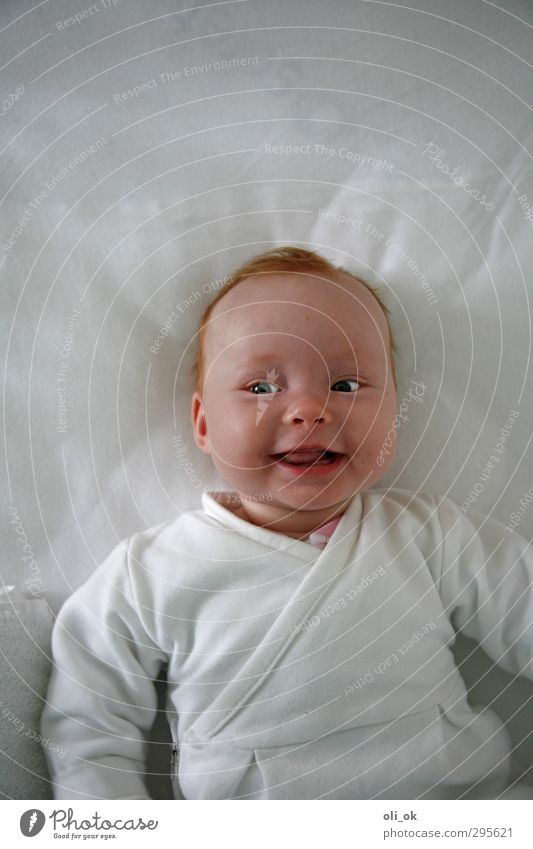 Baby Mimik Kopf Brust 1 Mensch 0-12 Monate Lächeln lachen Freundlichkeit Fröhlichkeit weiß Freude Farbfoto Detailaufnahme Textfreiraum oben Vogelperspektive