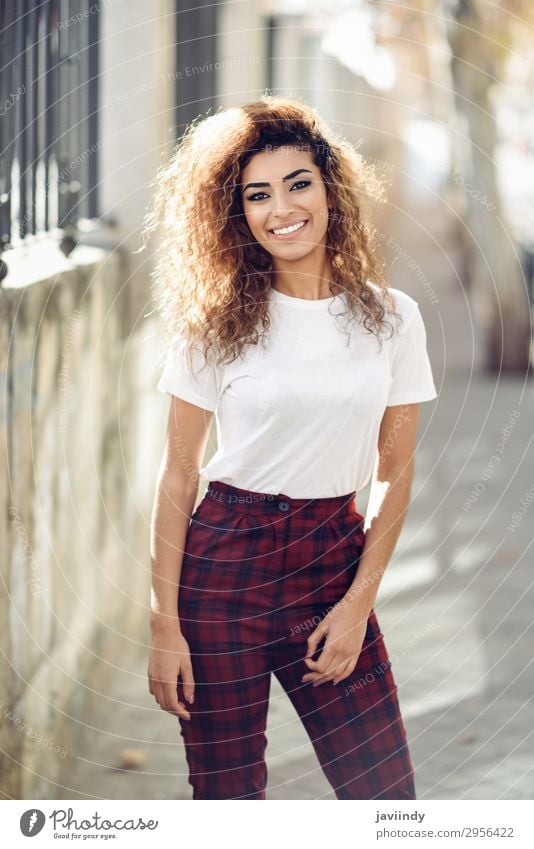 Ein arabisches Mädchen in Freizeitkleidung auf der Straße. Lifestyle Stil schön Haare & Frisuren Gesicht Mensch feminin Junge Frau Jugendliche Erwachsene 1