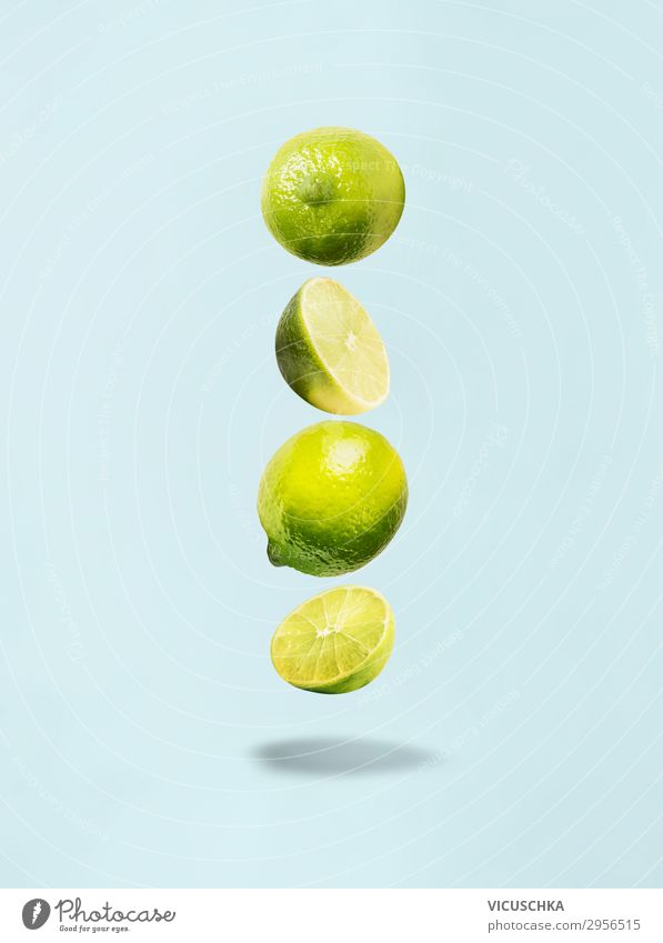 Fliegender Limette auf blauem Hintergrund mit Schatten Lebensmittel Frucht Ernährung Bioprodukte Getränk Stil Design Gesunde Ernährung Limone fliegend