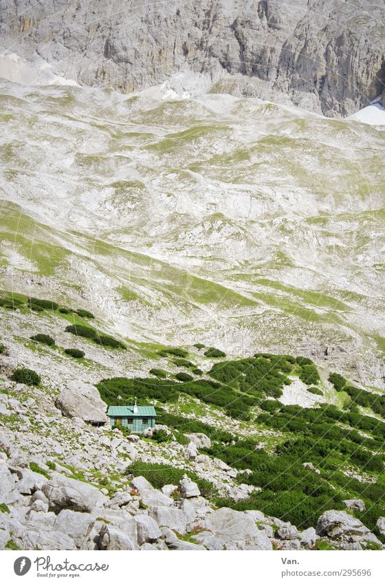 unscheinbar Ferien & Urlaub & Reisen Berge u. Gebirge wandern Sträucher Felsen Alpen Hütte grau grün Stein Farbfoto Gedeckte Farben Außenaufnahme Menschenleer