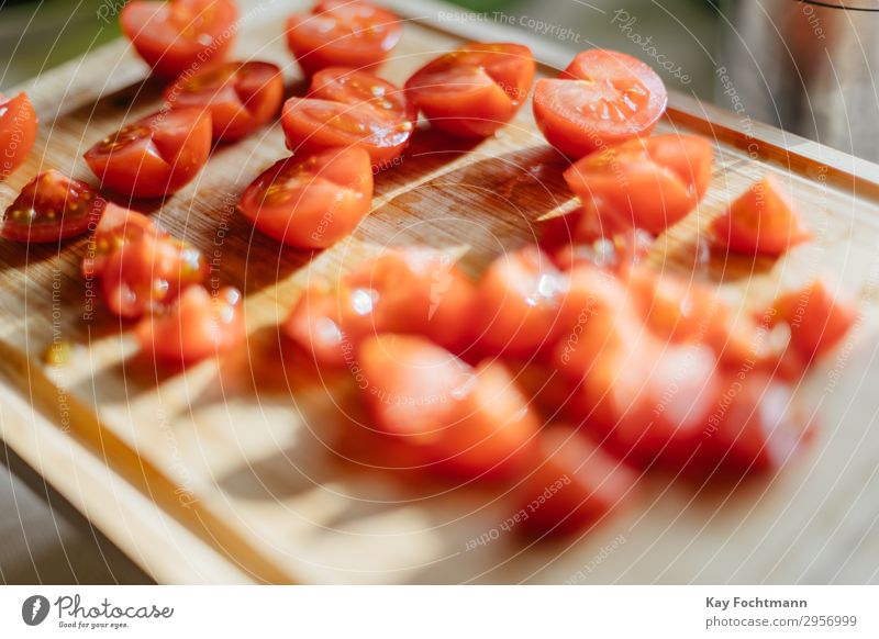 Chopped tomatoes on a cutting board Lebensmittel Gemüse Frucht Tomate Tomatensalat Ernährung Mittagessen Abendessen Büffet Brunch Picknick Bioprodukte