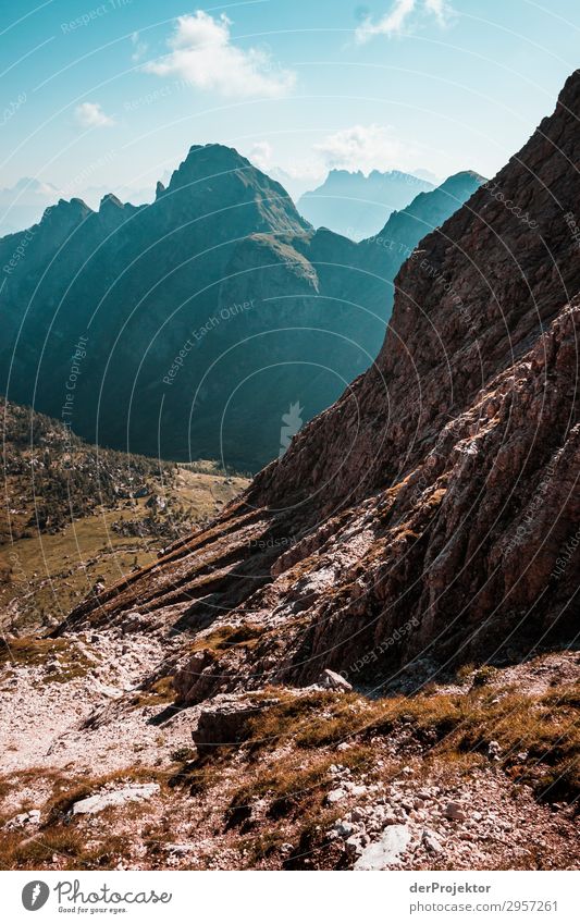 Dolomiten mit Felsen im Vordergrund XIII Abenteuer wandern Schönes Wetter schlechtes Wetter Nebel Gipfel Sommer Landschaft Natur Umwelt Ferne Freiheit
