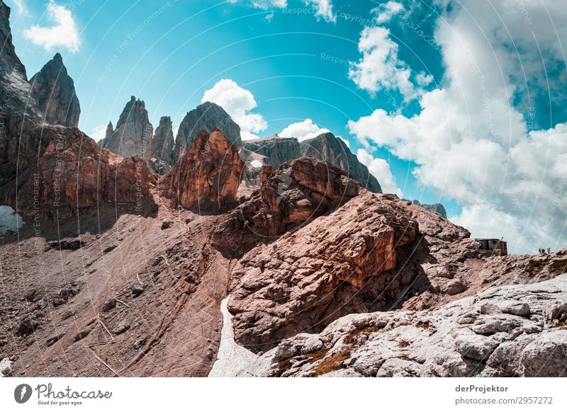 Dolomiten mit Felsen im Vordergrund VIII Abenteuer wandern Schönes Wetter schlechtes Wetter Nebel Gipfel Sommer Landschaft Natur Umwelt Ferne Freiheit